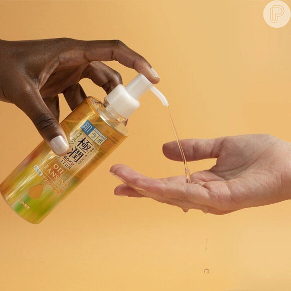 O óleo removedor de maquiagem é queridinho de quem ama produtos de beleza: o Gokujyun Óleo Removedor de Maquiagem, da Hada Labo, está em oferta na Amazon. 