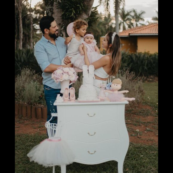 Biah Rodrigues e Sorocaba explicaram que quatro meses da filha não foi uma festa, apenas um bolinho