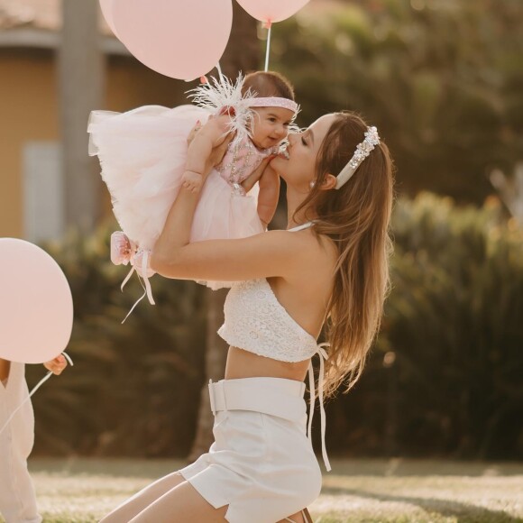 Biah Rodrigues e Sorocaba posaram para fotos com a filha mais nova, a pequena Fernanda, de quatro meses