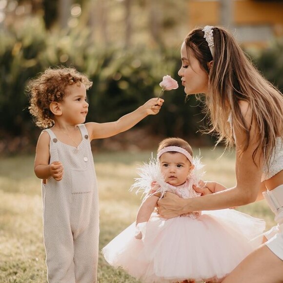 Biah Rodrigues se declara para os filhos em data que Fernanda, sua filha mais nova, completa 4 meses