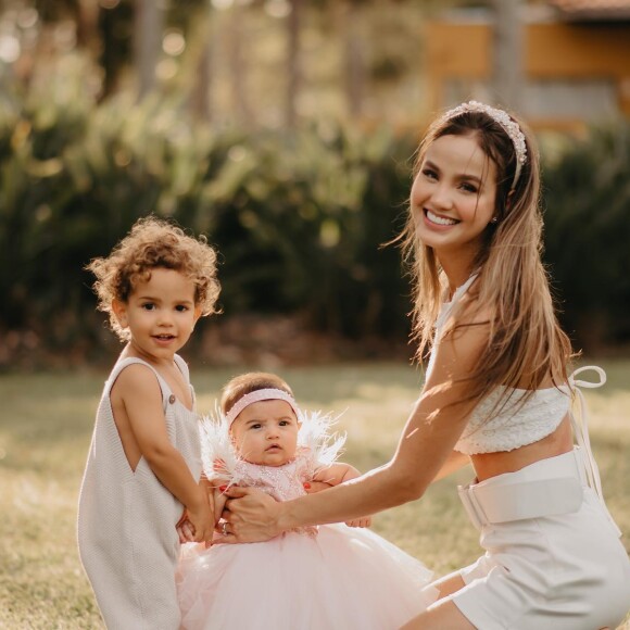 Biah Rodrigues usa arco de cabelo igual ao da filha em celebração de 4 meses de Fernanda