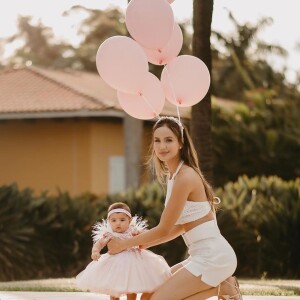 Biah Rodrigues penteia cabelo igual ao da filha em celebração de 4 meses da menina