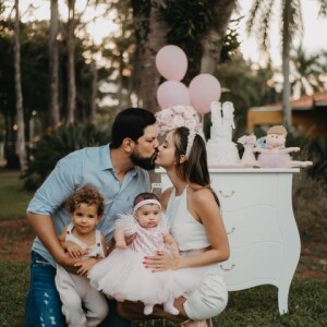 Biah Rodrigues e Sorocaba se beijam em pequena festa de mesversário da filha mais nova