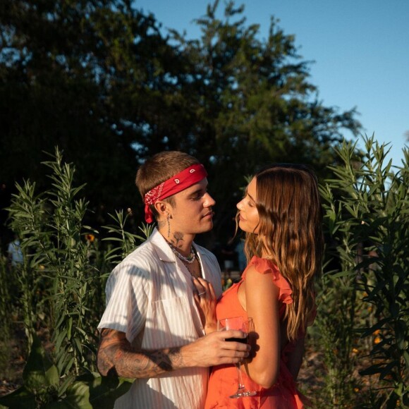 Hailey Bieber usou três vestidos diferentes em seu casamento com Justin Bieber