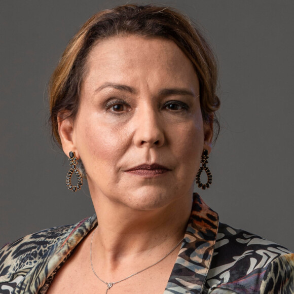 Ana Beatriz Nogueira realizou a cirurgia para retirar tumor na quinta-feira (10)