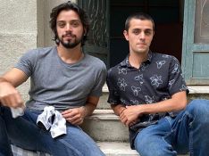 Série de Chitãozinho e Xororó: Rodrigo e Felipe Simas viram meme por cabelo e look no programa da Globoplay
