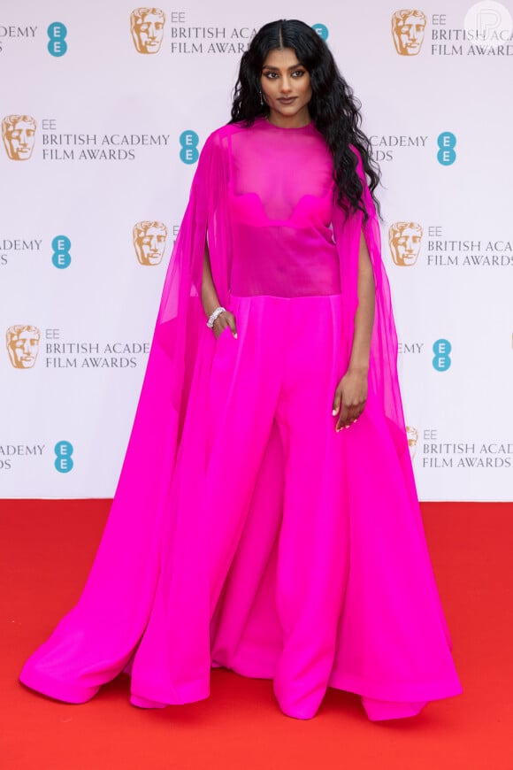 Look rosa com capa e transparência foi a aposta de Simone Ashley, de 'Bridgerton', para o EE British Academy Film Awards