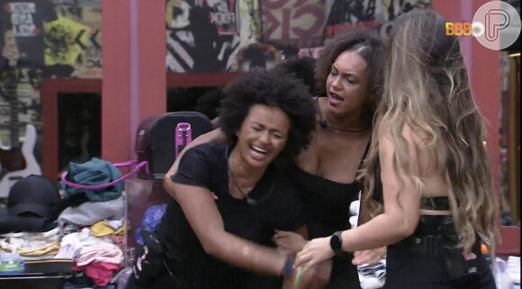 BBB 22: Natália atingiu Jessi durante o surto, no qual a professora tentava segurá-la e acalmá-la após a briga das duas e da mineira com Linn da Quebrada