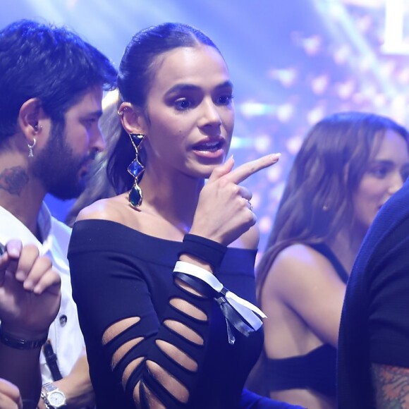 Bruna Marquezine apostou em grandes brincos com pedras