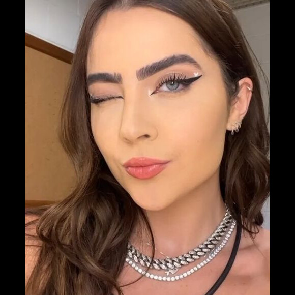 Jade Picon, fora do 'BBB 22', mostra detalhes dos acessórios escolhidos para combinar com look polêmico