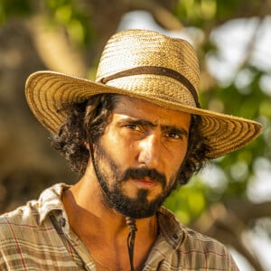Gil (Enrique Diaz) trata mal José Leôncio (Renato Góes) na 1ª semana da novela 'Pantanal' no capítulo de terça-feira, 29 de março de 2022