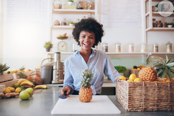 Dieta com alimentos de origem natural, como frutas e legumes, vai te ajudar a evitar o inchaço