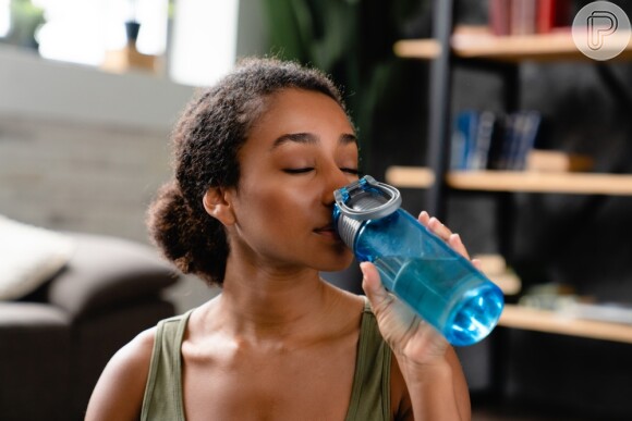 O consumo de água é importante para evitar a retenção de líquidos pelo corpo