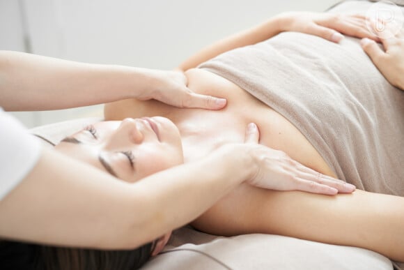 Massagens como a drenagem linfática auxiliam na diminuição do inchaço causado pela retenção de líquidos