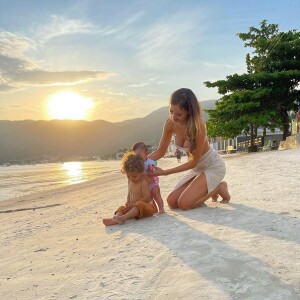 Biah Rodrigues, mulher de Sorocaba, fez uma viagem em família para a praia recentemente, mas apareceu sempre com uma saída de praia nas fotos