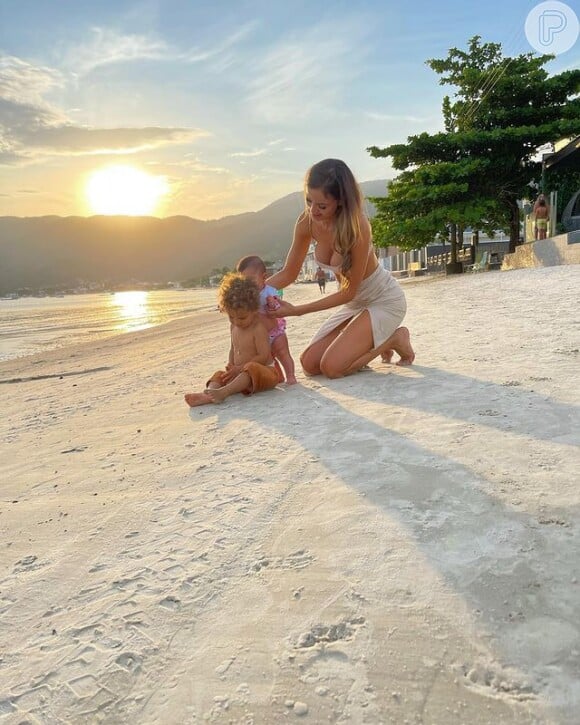 Biah Rodrigues, mulher de Sorocaba, fez uma viagem em família para a praia recentemente, mas apareceu sempre com uma saída de praia nas fotos