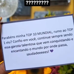 Anitta recebeu presente e foi chamada de 'minha top 10 mundial' no bilhete misterioso: 'Minha? Não sou de ninguém, não', brincou