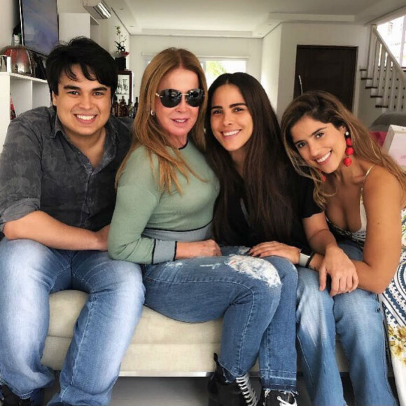 Zilu Godoi está sempre conectada com os filhos, Wanessa, Igor e Camilla Camargo