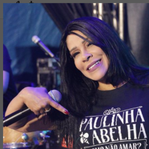 Silvânia Aquino, vocalista da Calcinha Preta, prestou homenagens à amiga exibindo a blusa que fez homenagem: 'Vou te levar pra sempre, no coração, nas canções'