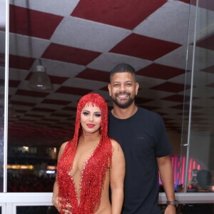 Grávida, Viviane Araújo foi fotografada pelo marido, Guilherme Militão, no café da manhã do dia em que faz 47 anos