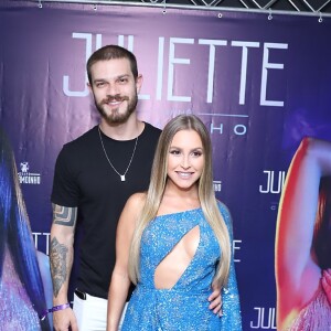 Carla Diaz levou o namorado, Felipe Becari, ao show de Juliette