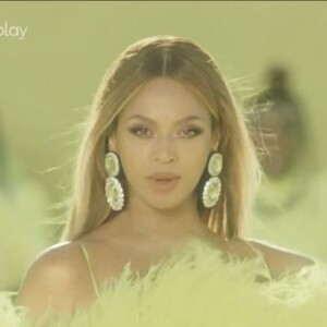 Beyoncé usou look com plumas, transparência e neon em sua performance no Oscar 2022