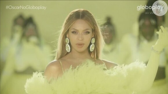 Beyoncé usou look com plumas, transparência e neon em sua performance no Oscar 2022