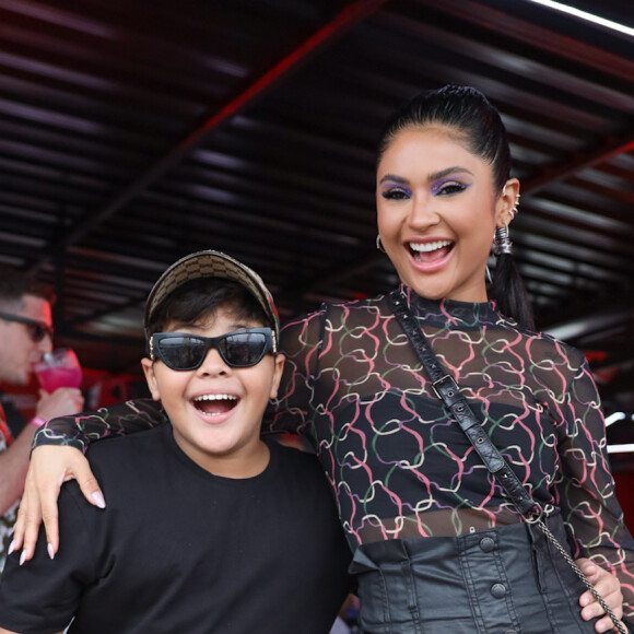 Mileide Mihaile foi ao Lollapalooza acompanhada do filho. Yhudy investiu em um look total black e óculos escuros