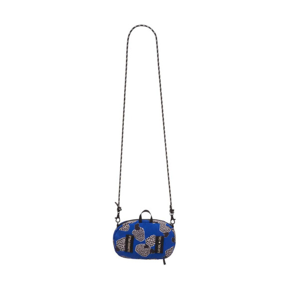A Bolsa Cazujada Azul, da Farm, é um modelo versátil e que tem a cara do Carnaval