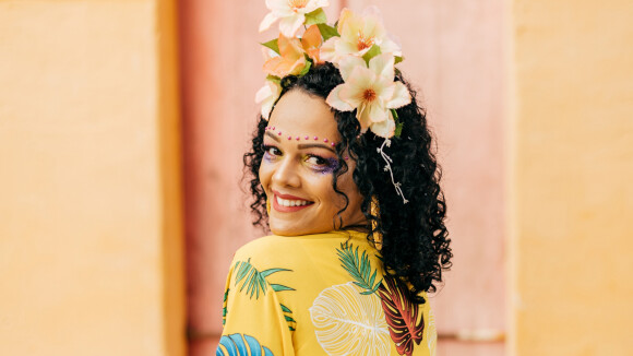Esquenta para o Carnaval: os itens de moda e beleza com cor e brilho para aproveitar a folia de abril