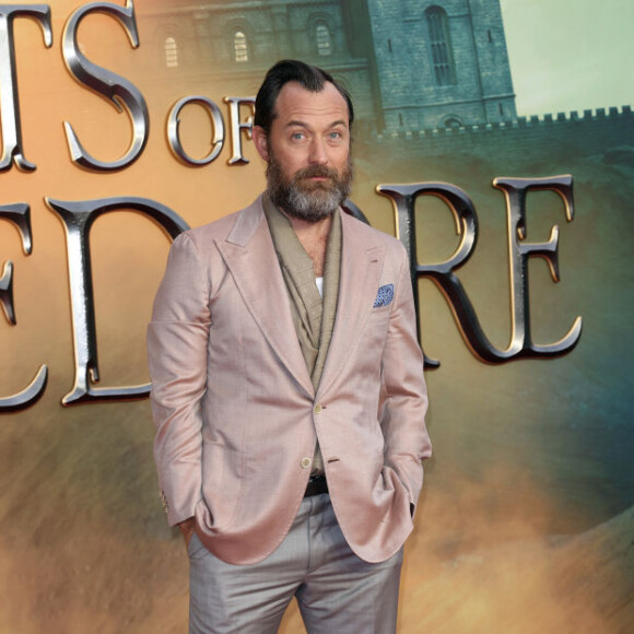 Jude Law combinou tons neutros em premiére de 'Animais Fantásticos: Os Segredos de Dumbledore', em Londres