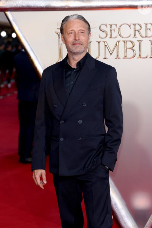 Mads Mikkelsen apostou em terno com múltiplos botões para a premiére de 'Animais Fantásticos: Os Segredos de Dumbledore', em Londres
