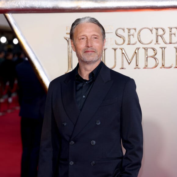 Mads Mikkelsen apostou em terno com múltiplos botões para a premiére de 'Animais Fantásticos: Os Segredos de Dumbledore', em Londres