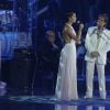 Sophie Charlotte usa vestido longo branco para cantar com Roberto Carlos