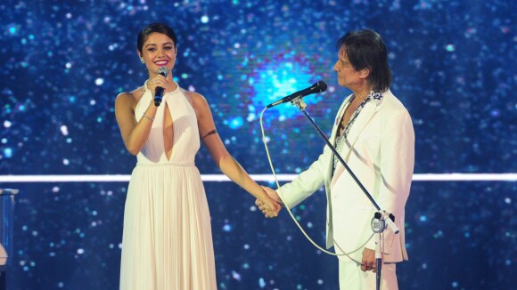 Sophie Charlotte e Alexandre Nero cantam ao lado de Roberto Carlos em especial