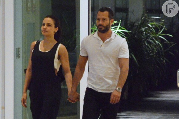 Malvino Salvador leva a namorada, Kyra Gracie, para jantar no Rio. Casal passeou pelo shopping Village Mall, na Barra da Tijuca