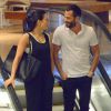Malvino Salvador leva a namorada, Kyra Gracie, ao shopping Village Mall, na Barra da Tijuca, no Rio. Casal trocou olhares na escada rolante após jantar