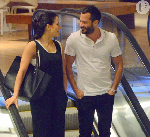 Malvino Salvador leva a namorada, Kyra Gracie, ao shopping Village Mall, na Barra da Tijuca, no Rio. Casal trocou olhares na escada rolante após jantar