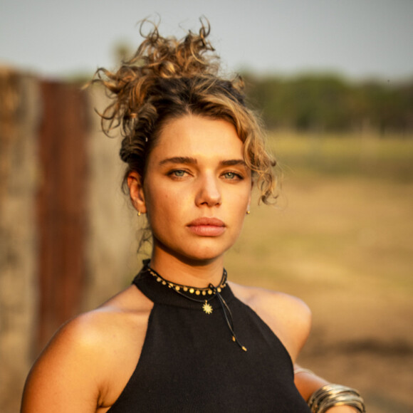 Na novela 'Pantanal', Madeleine (Bruna Linzmeyer) se revolta com José Leôncio (Renato Góes) e diz que não irá ao Pantanal