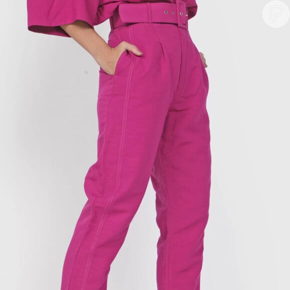Calça Reta com Cinto em rosa: a cor é tendência e fica única nesse modelo da Colcci