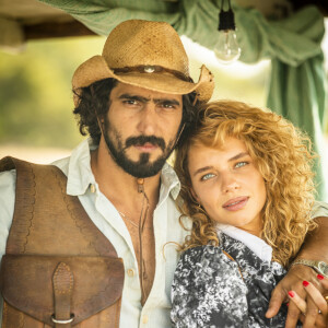 Madeleine (Bruna Linzmeyer) chega em casa com José Leôncio (Renato Góes) na novela 'Pantanal' e apavora a mãe, Mariana (Selma Egrei)