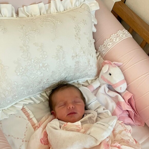 Bárbara Evans deu à luz Ayla, sua primeira filha, no domingo (3)