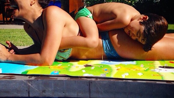Juliana Paes se diverte com o filho Pedro em piscina:'Faz parecer fim de semana'