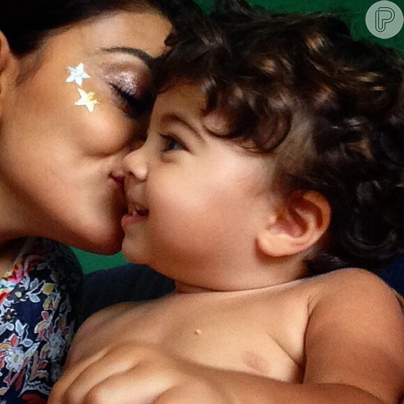 Juliana Paes posa com o filho caçula, Antonio, de 1 ano