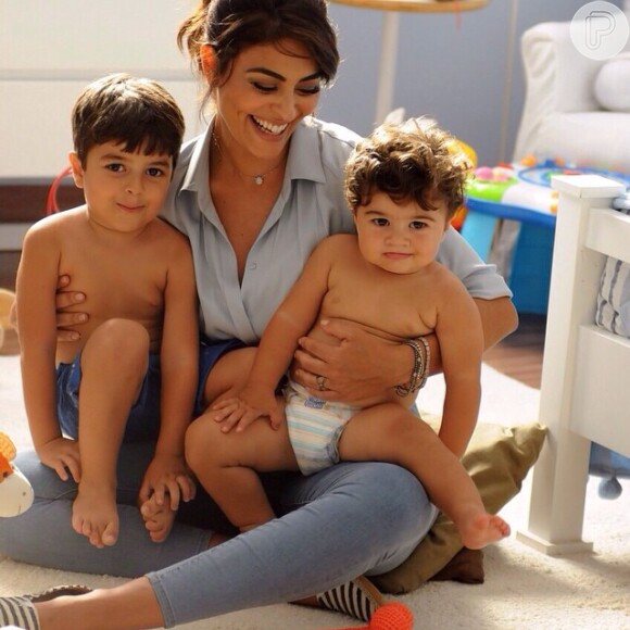 Juliana Paes gravou um comercial ao lado dos dois filhos, Pedro e Antonio