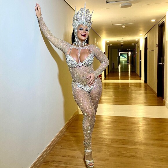 Viviane Araújo vai desfilar grávida pelo Salgueiro e fez diferentes ajustes na fantasia.