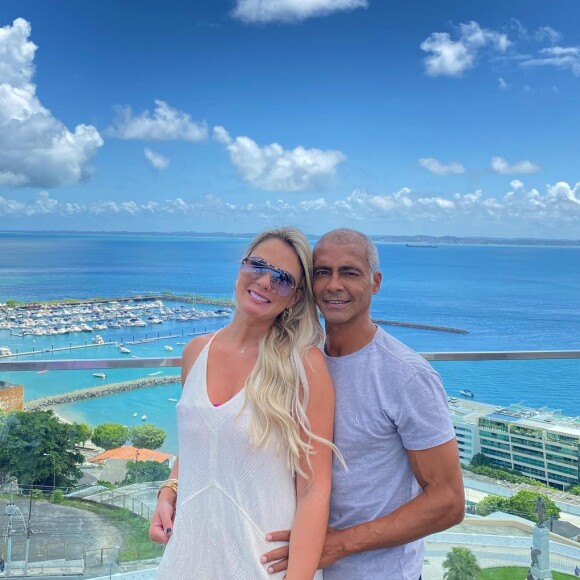 Nas redes sociais, Marelle e Romário trocam declarações em fotos românticas