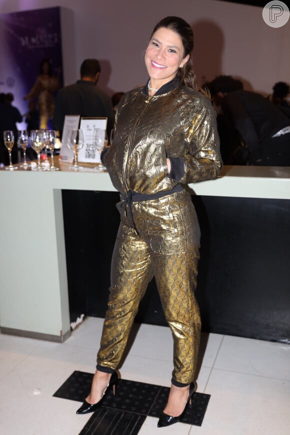 Priscila Fantin usou conjunto metalizado com calça jogger e jaqueta bomber