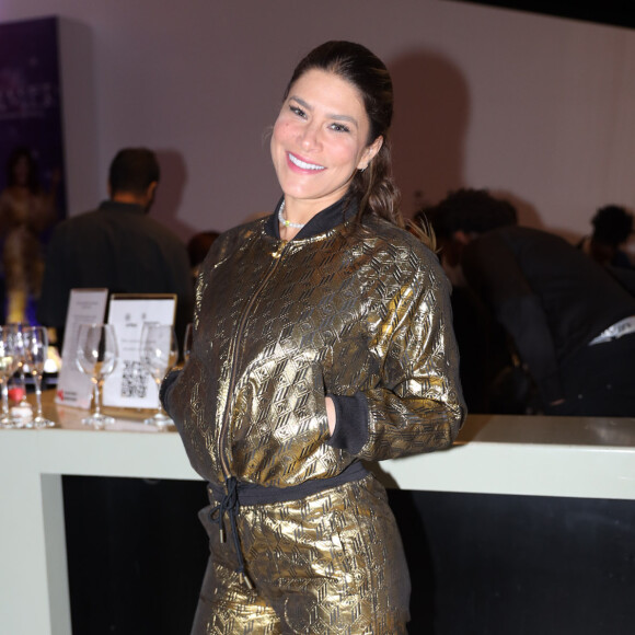 Priscila Fantin usou conjunto metalizado com calça jogger e jaqueta bomber