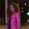 Cris Vianna escolheu um look preto e recorrou a uma jaqueta de couro pink para ressaltar o visual